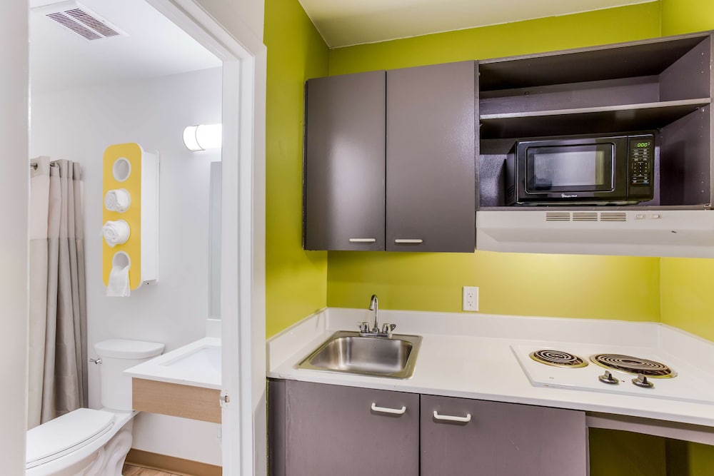 Deluxe Room, 1 Queen Bed, Smoking, Kitchenette - Photo 9
