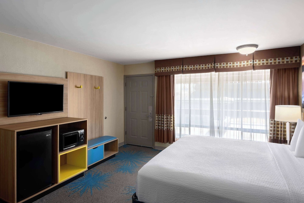 Premium Room, 1 King Bed - Photo 4