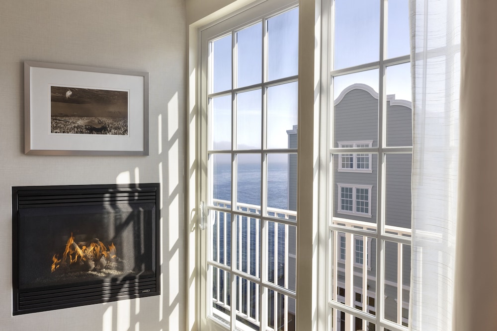 Classic Room, 1 King Bed, Balcony, Partial Ocean View (Fireplace) - Photo 5