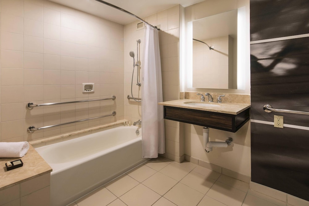 Club Room, 1 King Bed (Mobility/Hearing Accessible, Tub) - Photo 4