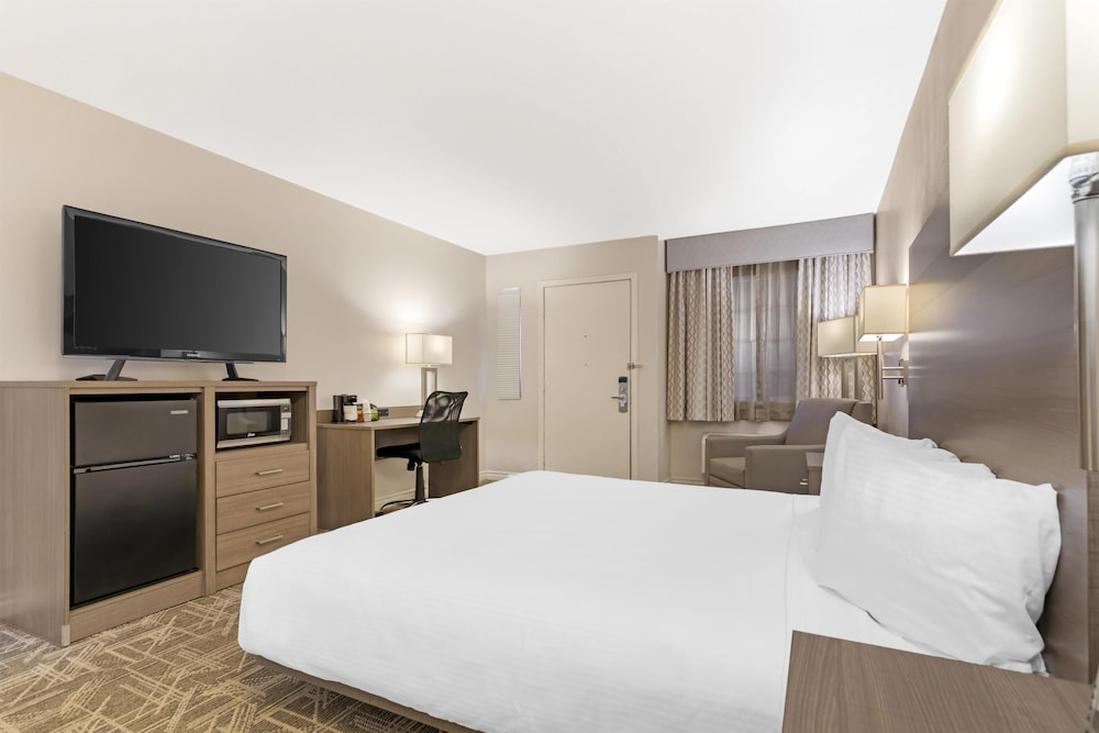 Standard Room, 1 King Bed, Accessible, Bathtub photo 3