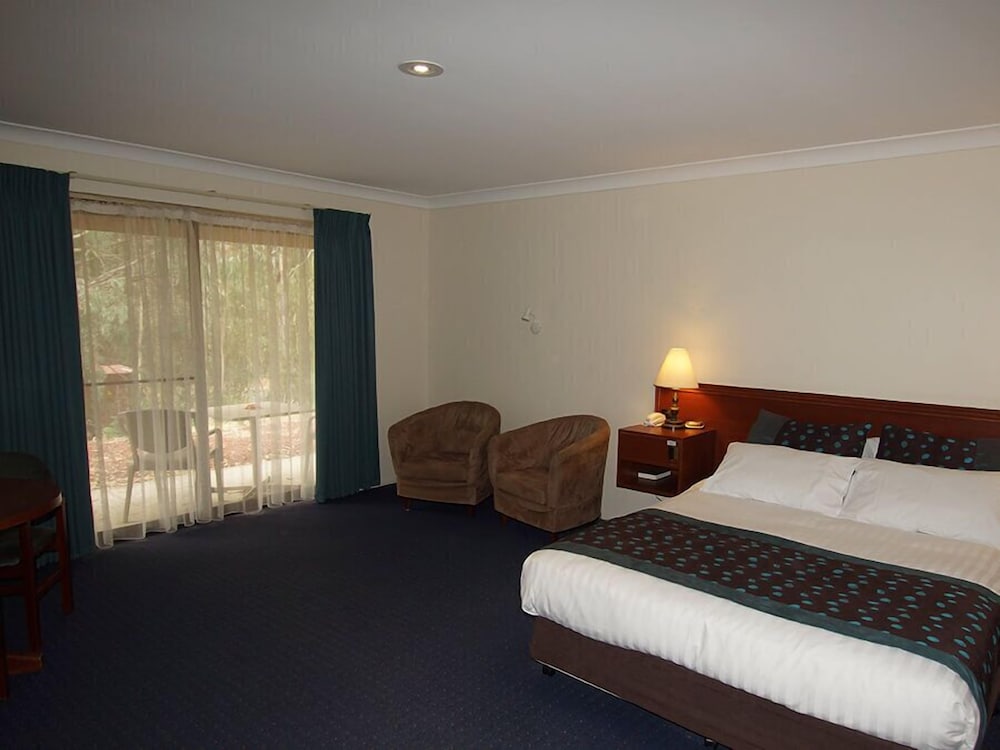 Deluxe Queen Room with Spa Bath and Bush View photo 2