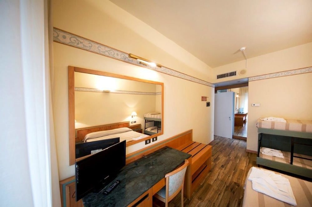 Quadruple Room - Photo 1