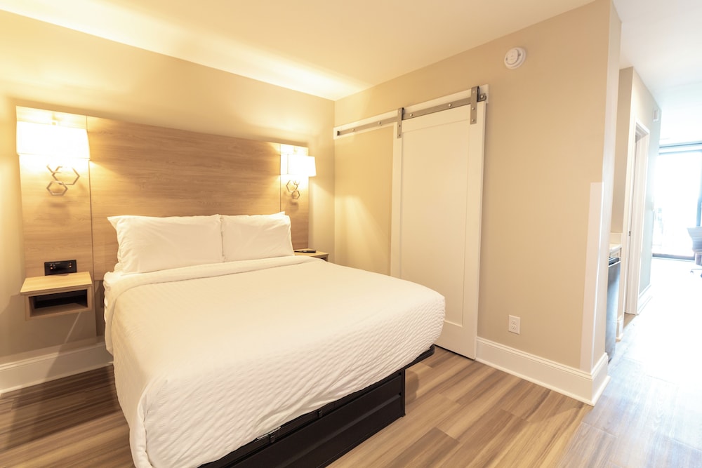 Studio, 2 Queen Beds, Balcony photo 2