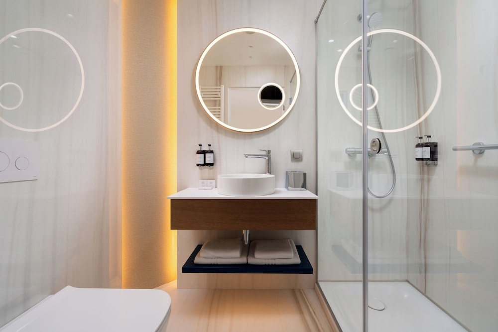 Standard Double or Twin Room - Photo 7