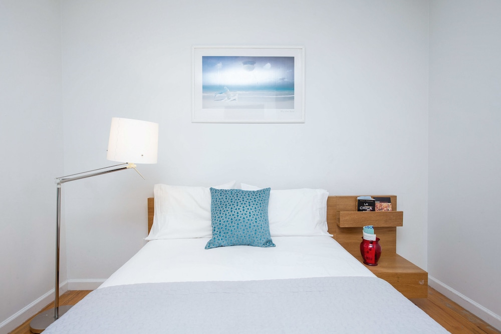 Basic Room, 1 Queen Bed, Non Smoking, Shared Bathroom photo 1