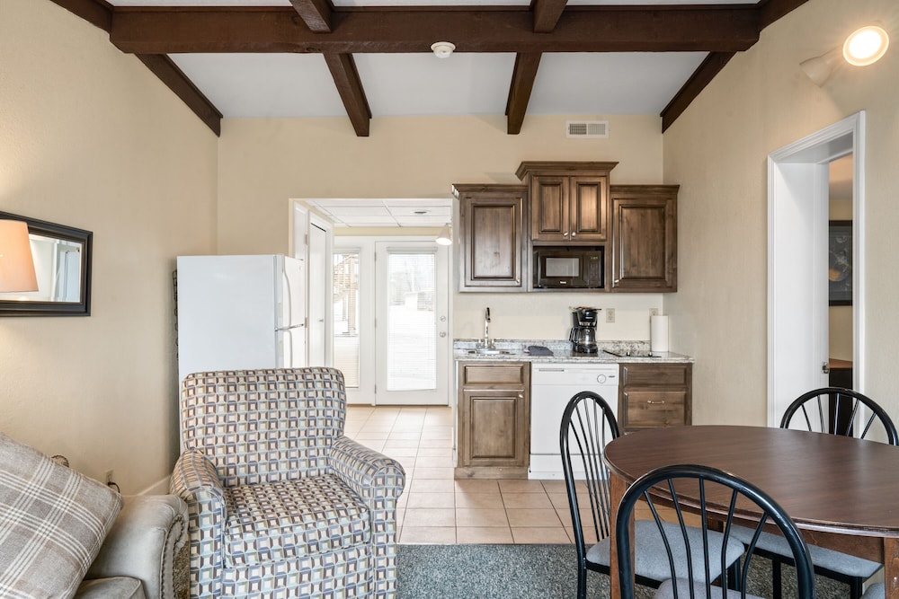 2 - BD Economy Walk-in Level Unit 223 photo 2
