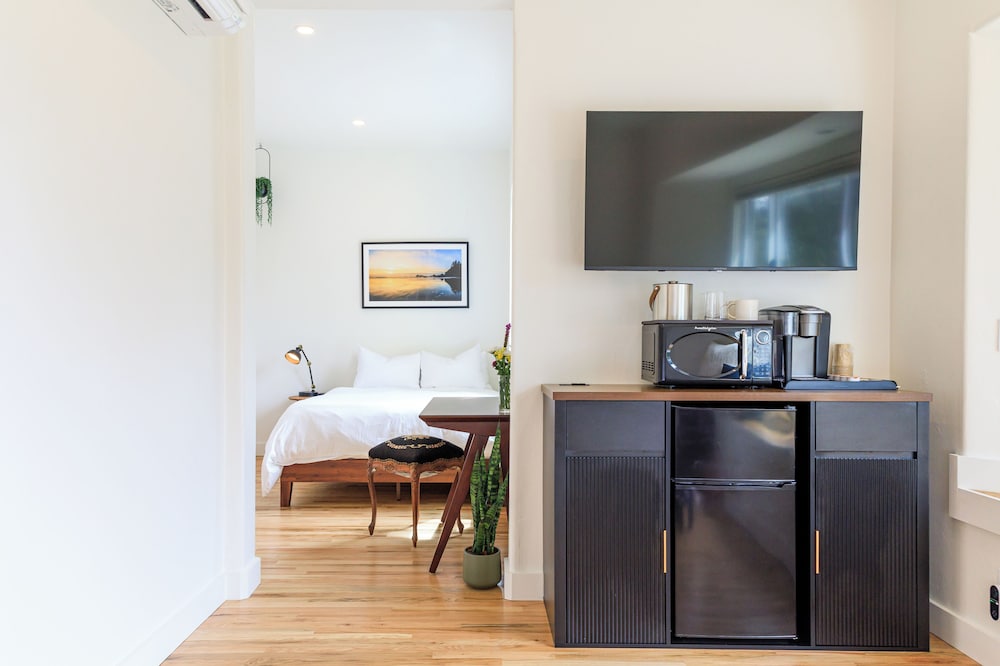 Deluxe Double Room, Partial Ocean View