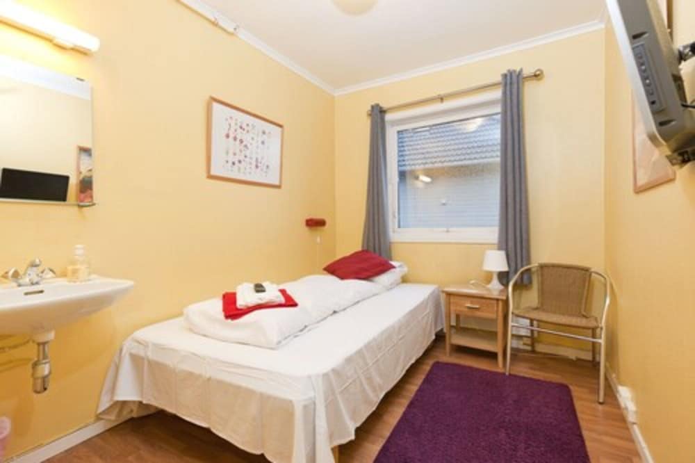 Budget Single Room with private shower and shared toilet photo 2