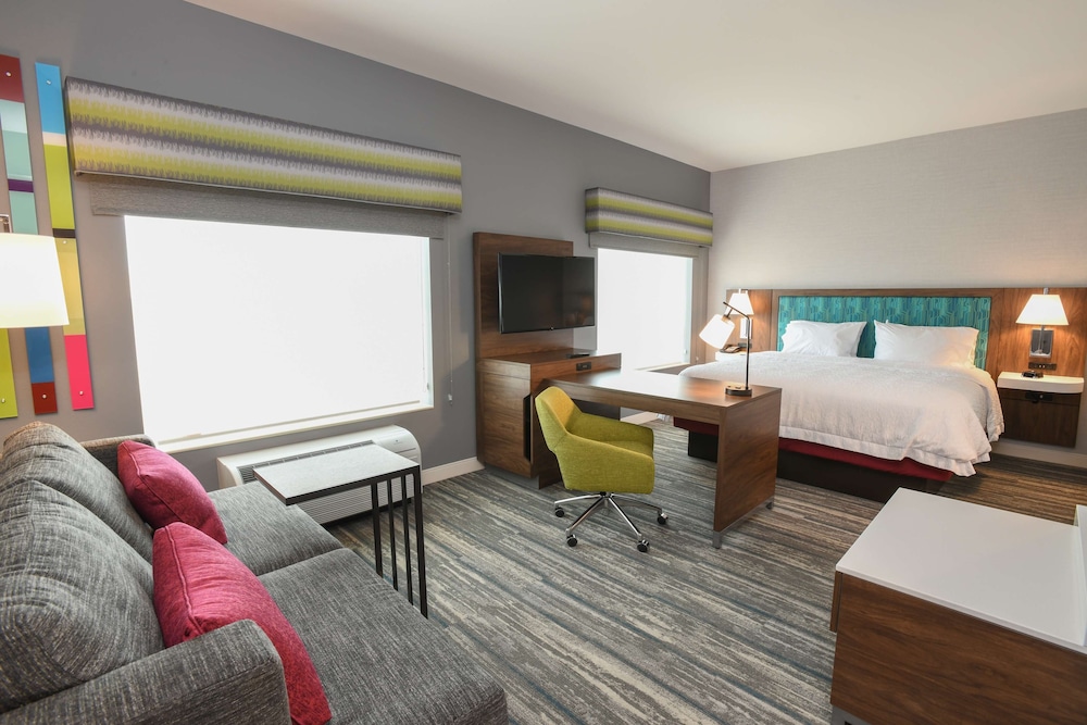 Studio, 1 King Bed, Refrigerator & Microwave (Wet bar) photo 3
