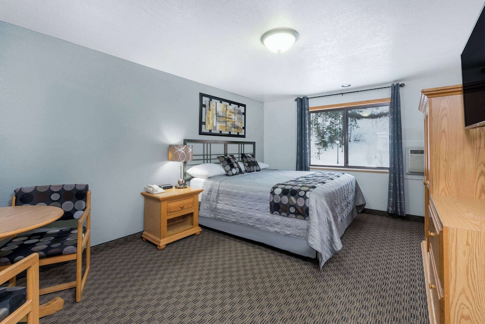 Room, 1 King Bed, Non Smoking (Upper Creek Side)