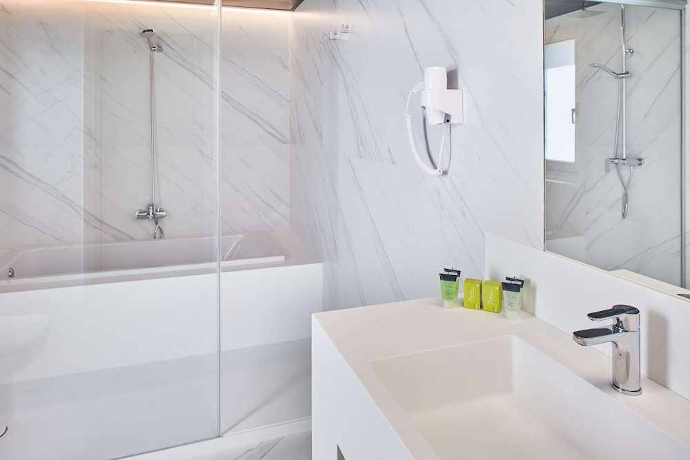 Superior Double or Twin Room - Photo 11