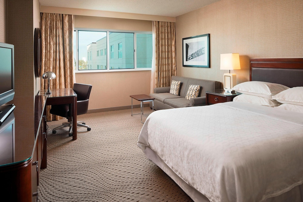 Premium Suite, 1 King Bed with Sofa bed - Photo 3