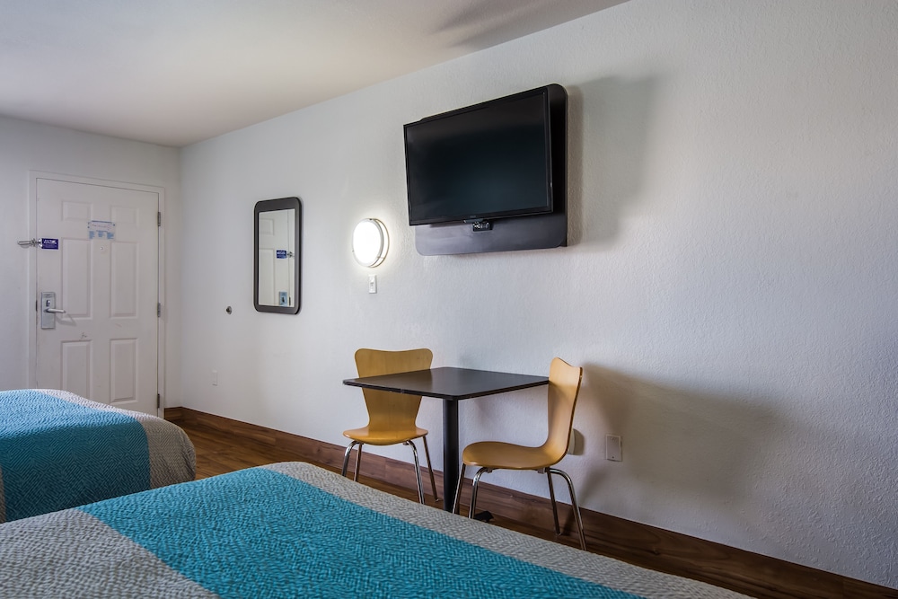 Deluxe Room, 2 Queen Beds, Smoking, Refrigerator & Microwave - Photo 10
