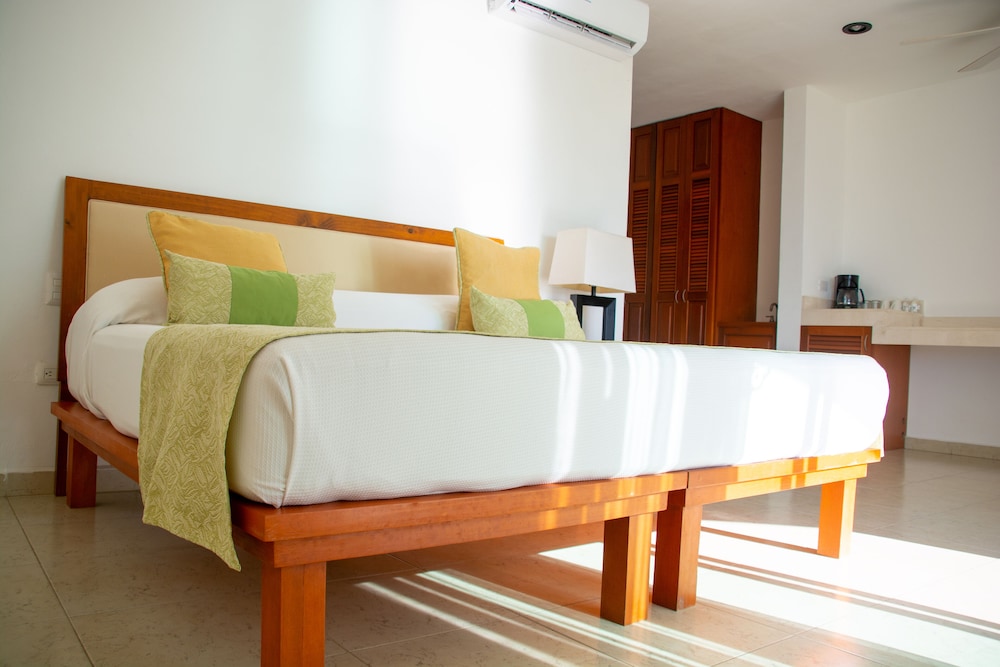 Junior Suite, 1 King Bed, Oceanfront - Photo 9