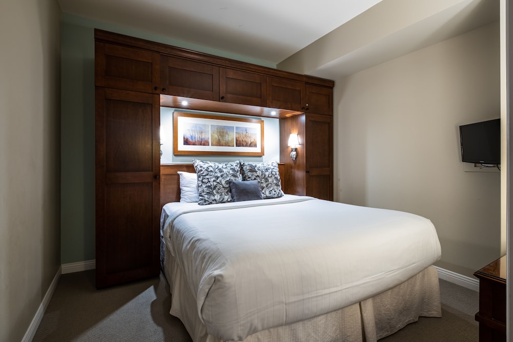 Suite, 1 King Bed with Sofa bed - Photo 3