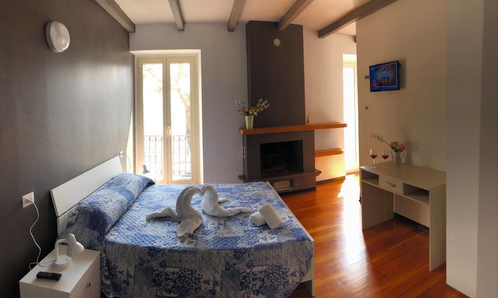Double Room, 1 Queen Bed, Lake View
