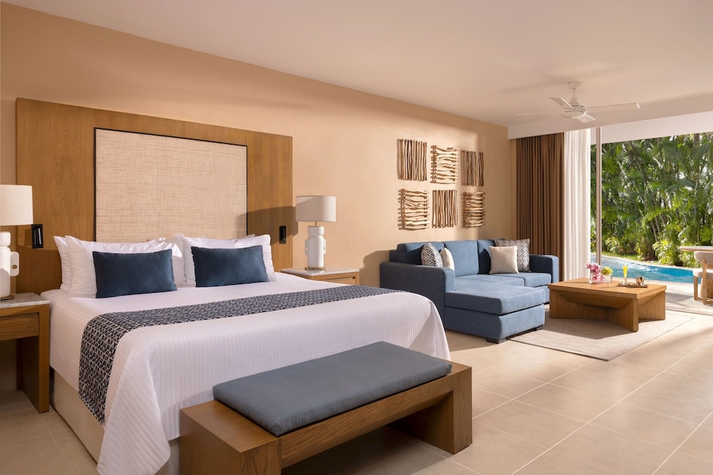 Junior Suite Pool View Swim Out King