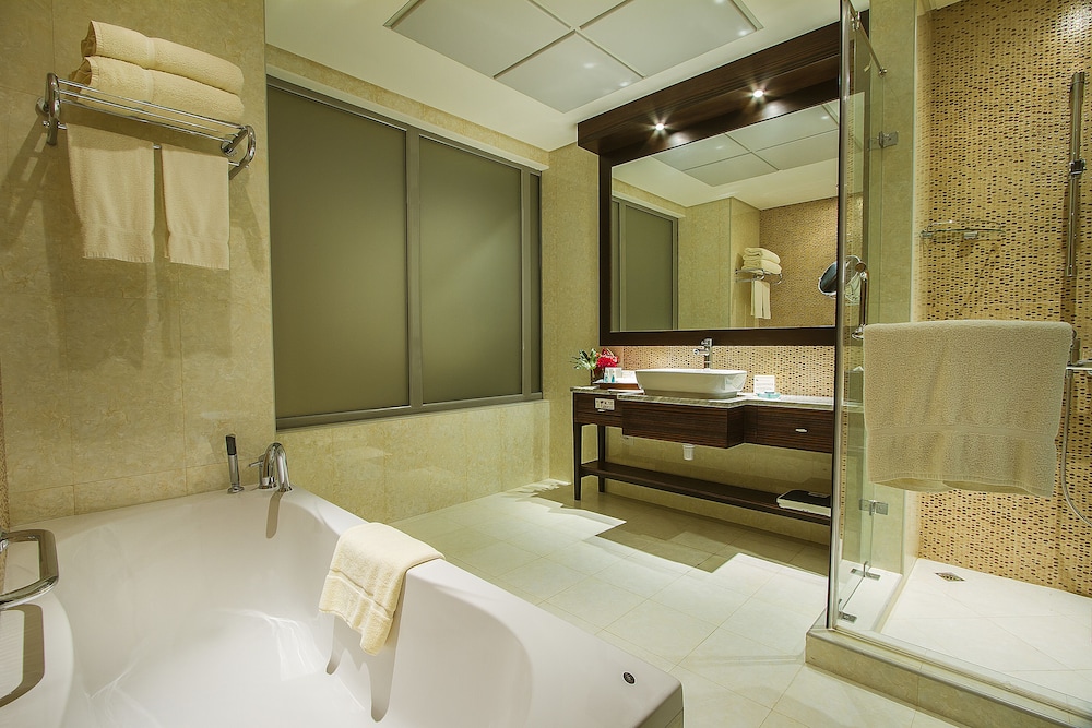 Premium Suite, 1 King Bed, Non Smoking, Kitchen (Separate Living Room, Full Kitchen) - Photo 2