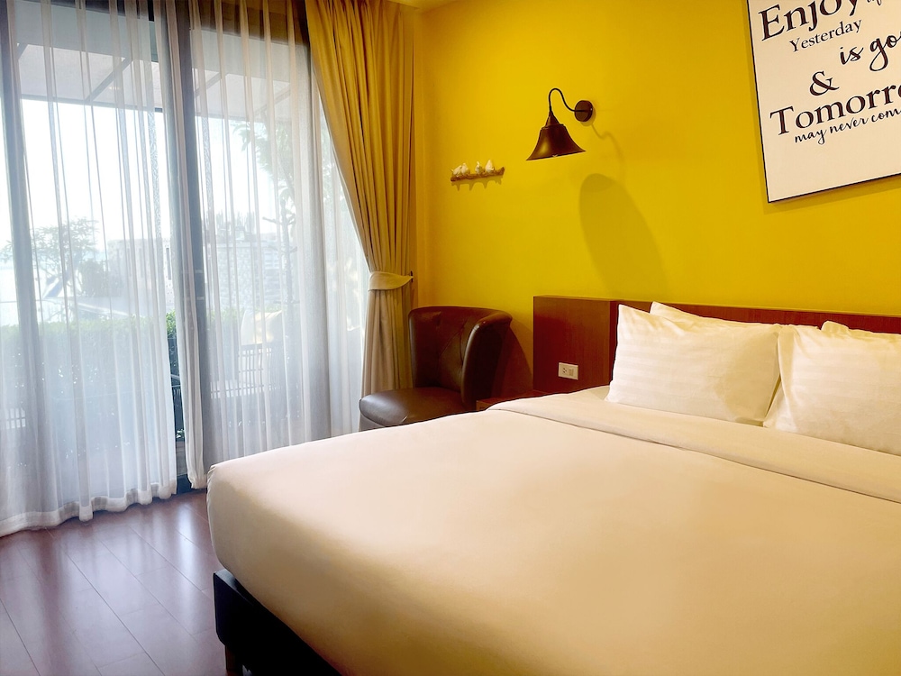 Deluxe Room with Pool View - Photo 3