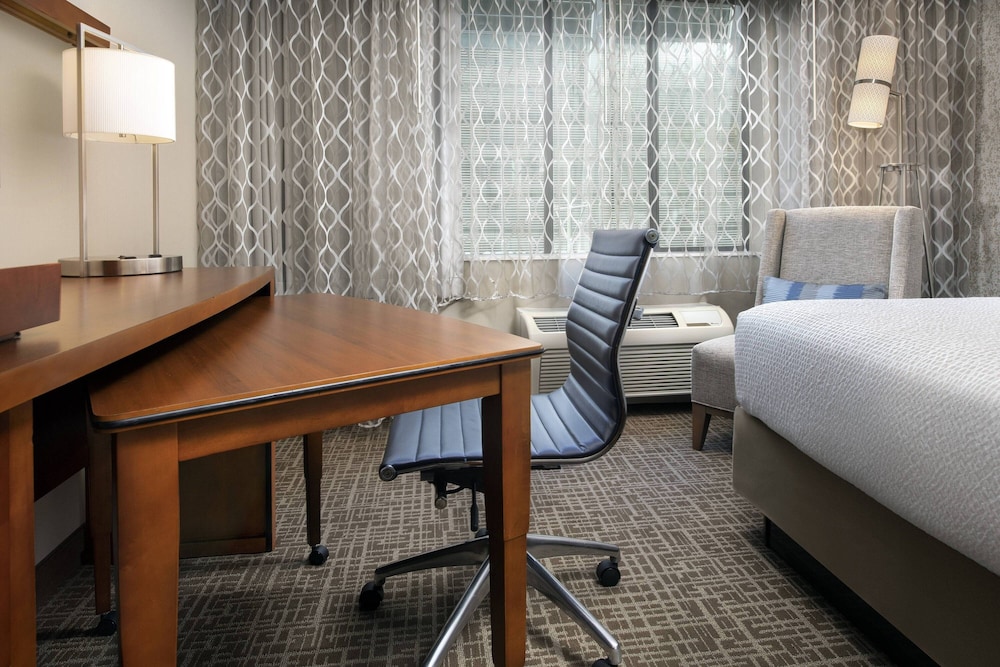 Room, 2 Queen Beds (Mobility/Hearing Accessible, Tub) - Photo 3