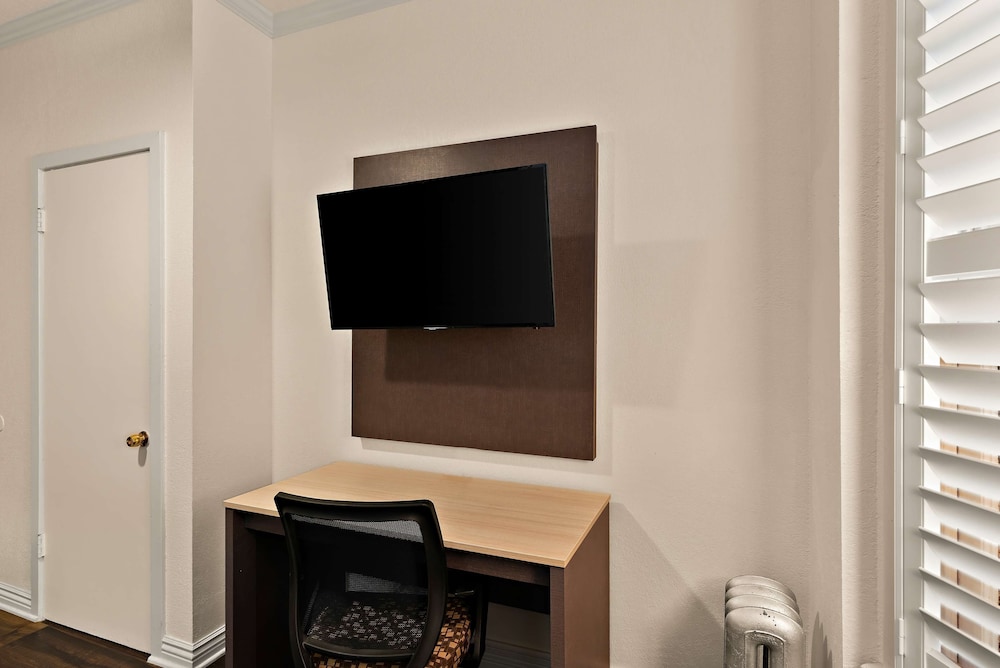 Standard Room, 1 Double Bed, Non Smoking, Refrigerator & Microwave - Photo 5