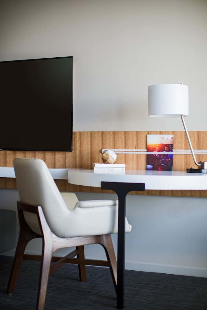 Room, 1 King Bed, City View thumbnail 6