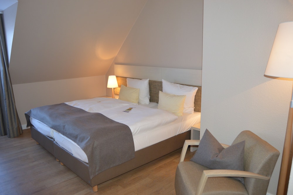 Comfort Room, 1 King Bed thumbnail 6