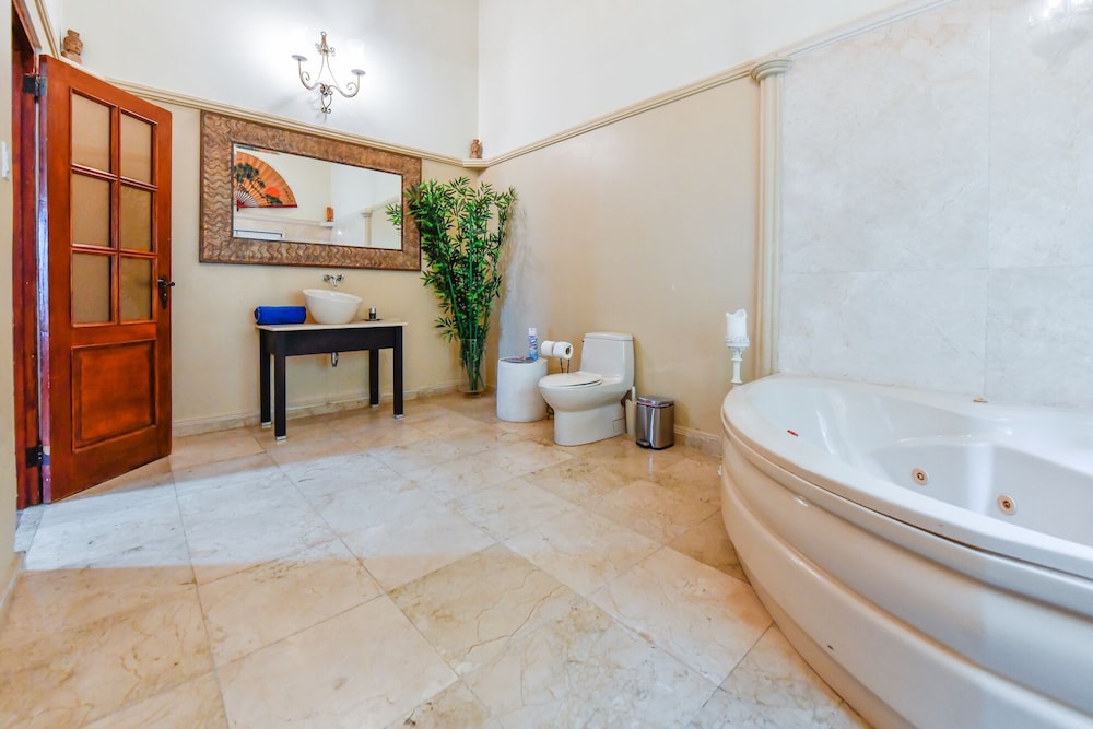 Romantic Room, 1 King Bed, Non Smoking, Jetted Tub photo 3