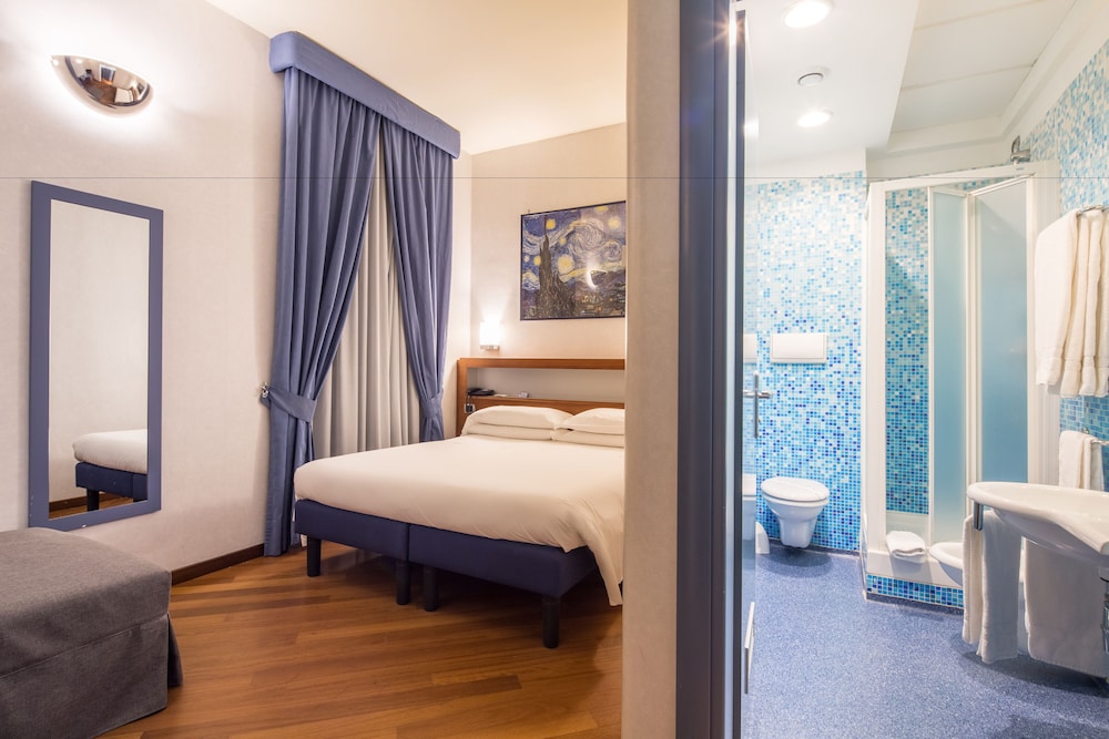 Superior Room, Multiple Beds thumbnail 5