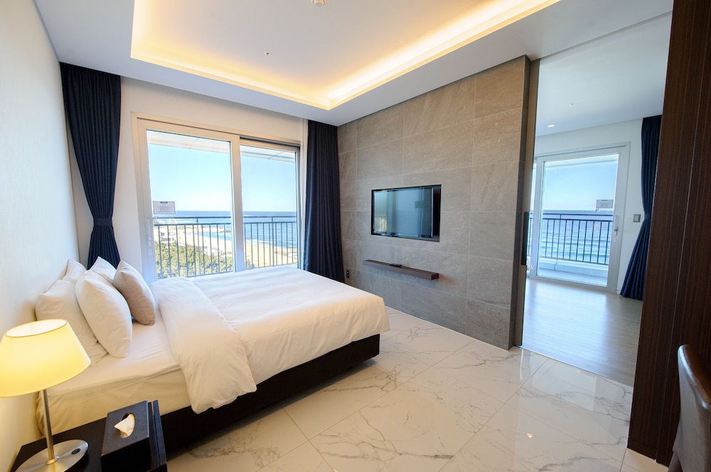 Junior Suite Twin Room, Ocean View (Executive Lounge for 4 people) photo 2