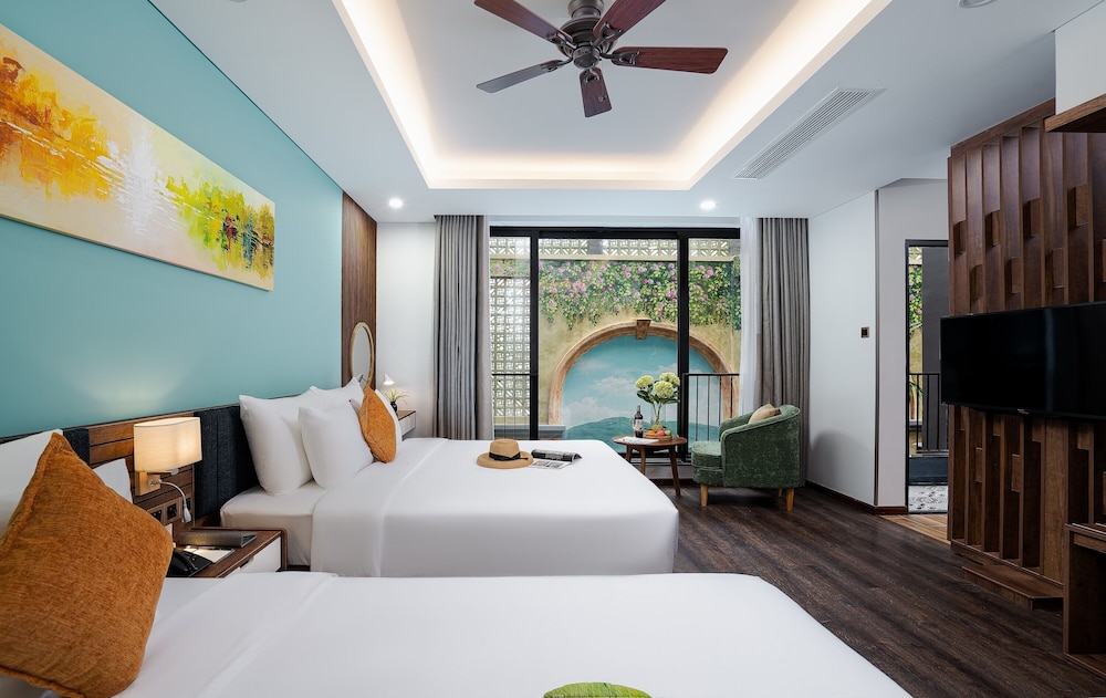 Deluxe Triple Room with Pool View - Photo 2