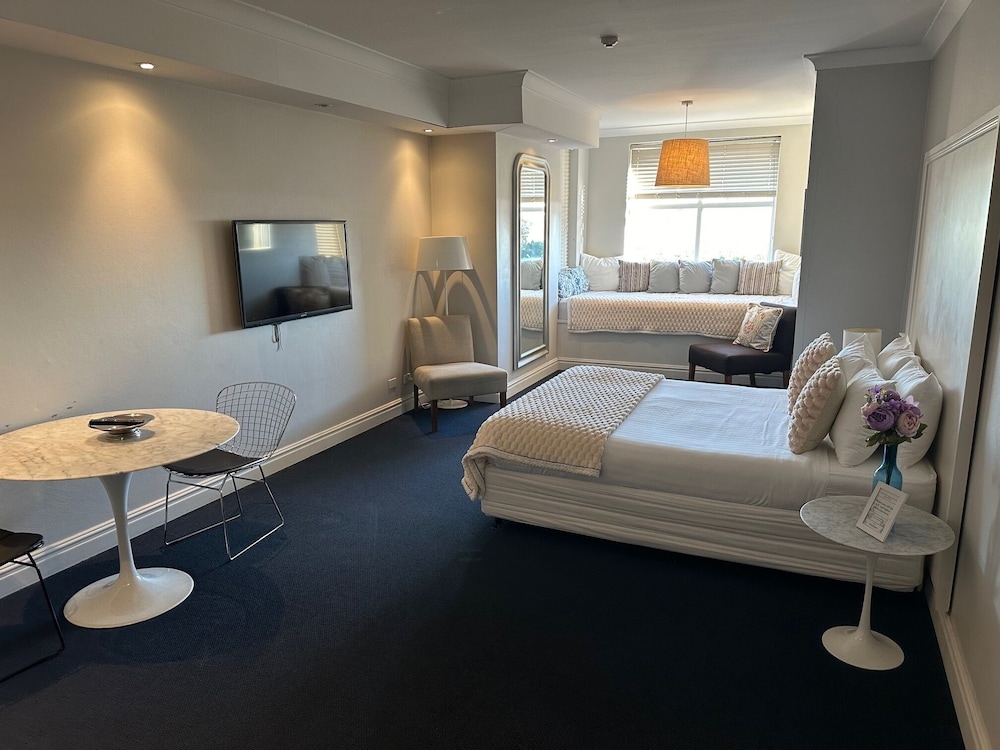 Deluxe Suite, 1 Queen Bed with Sofa bed