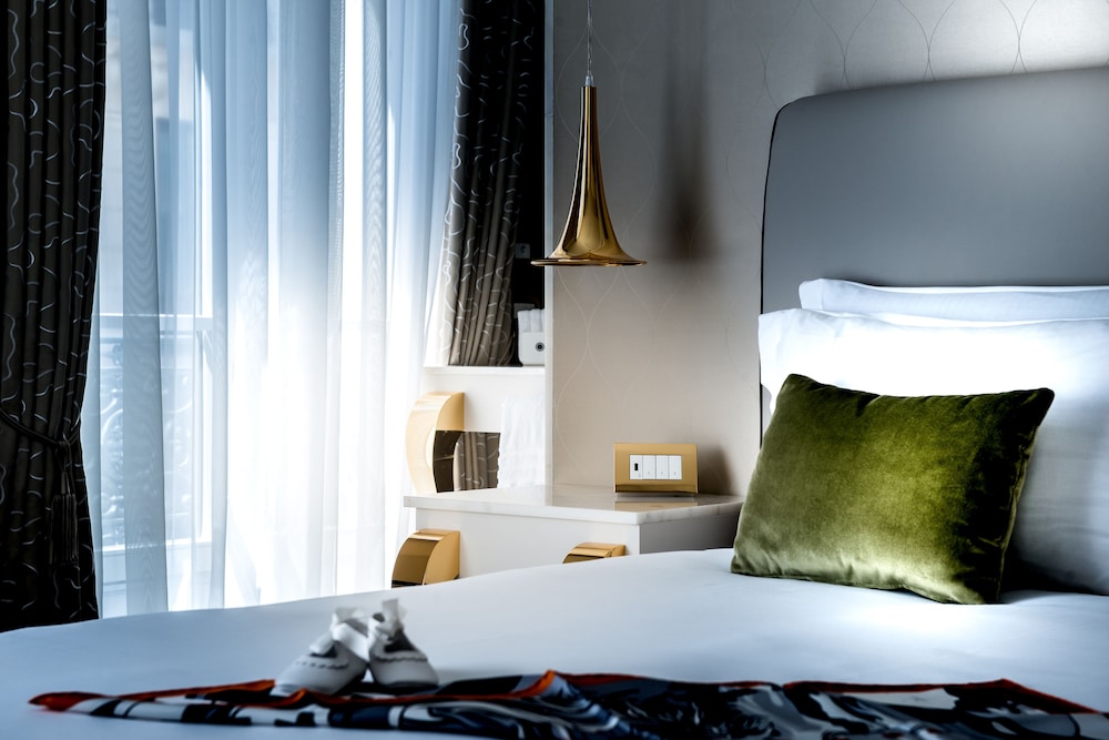 Executive Double Room thumbnail 6