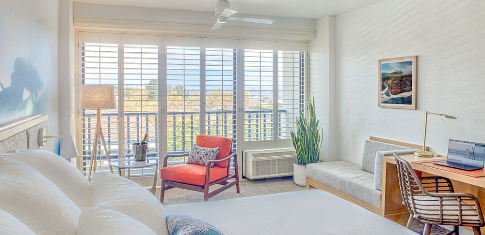 Room, 1 King Bed (Partial Harbor View)