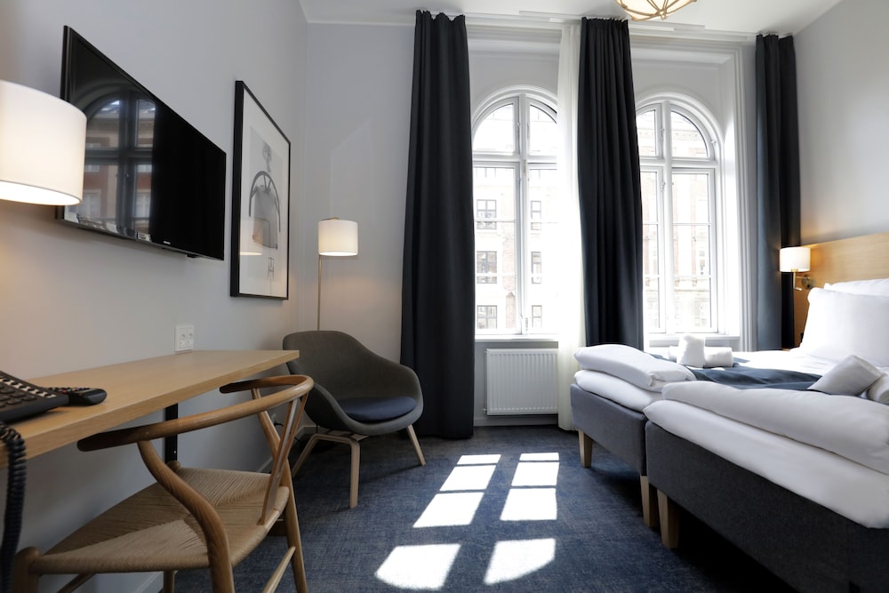 Standard Double Room thumbnail 5
