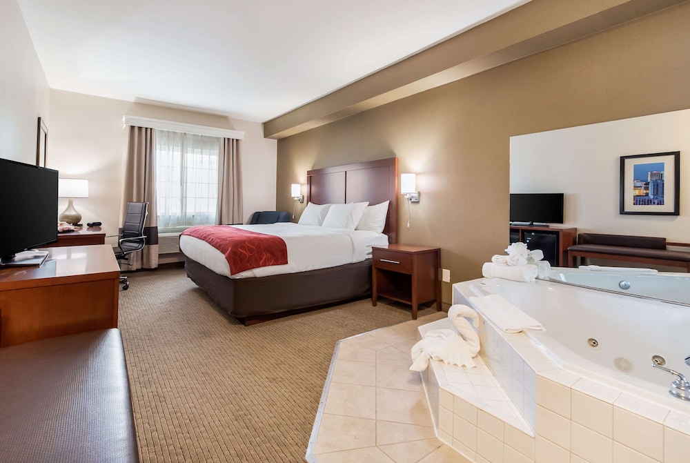 Deluxe Room, 1 King Bed, Non Smoking, Jetted Tub - Photo 1