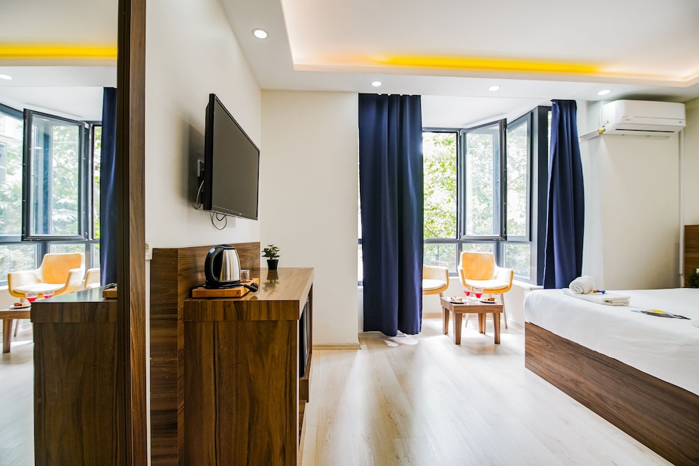 Comfort Suite, 1 Queen Bed, City View photo 2