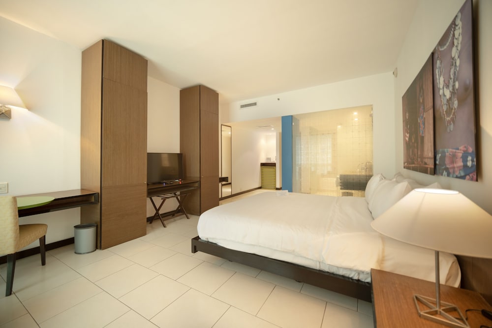 Deluxe Room, 1 King Bed - Photo 5