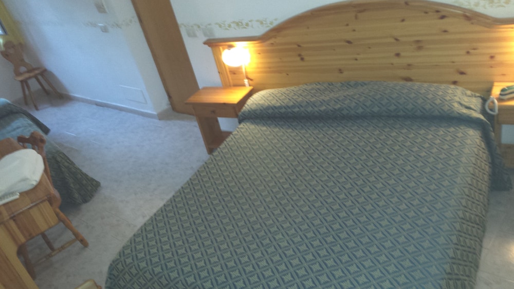Economy Triple Room photo 2