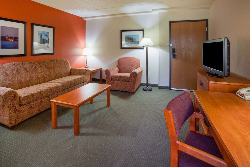 Deluxe Suite, 1 King Bed, Non Smoking - Photo 2