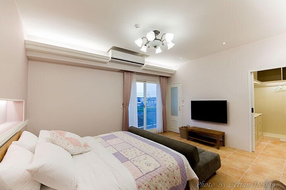 Deluxe Room, 1 Queen Bed photo 2