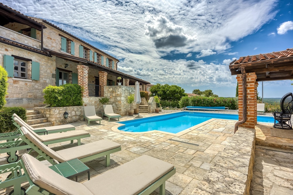 Villa, Smoking photo 2