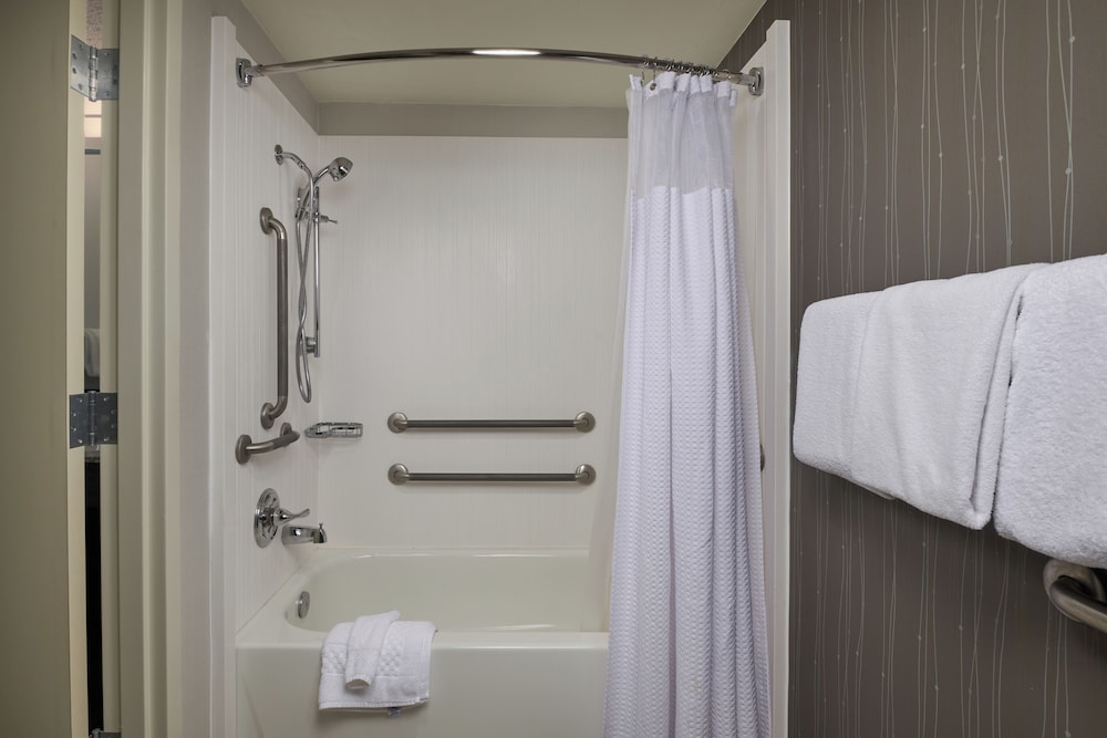 Room, 2 Queen Beds (Mobility Accessible, Tub) - Photo 2