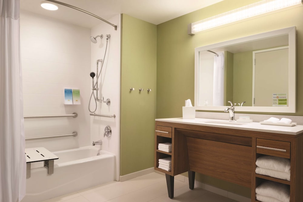 Studio, 2 Queen Beds, Accessible, Bathtub