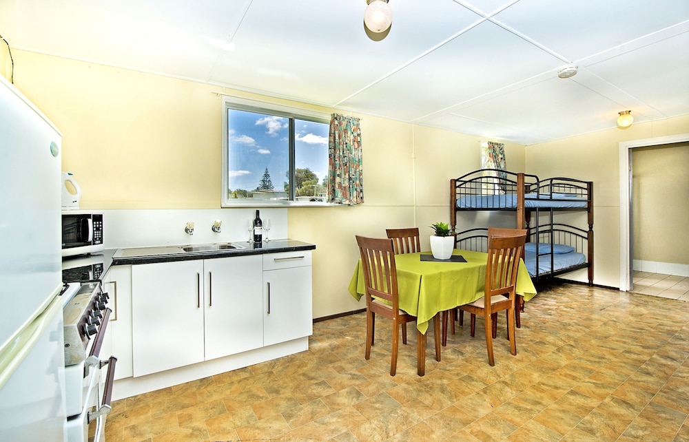 Basic Chalet, 1 Bedroom, Refrigerator & Microwave photo 3