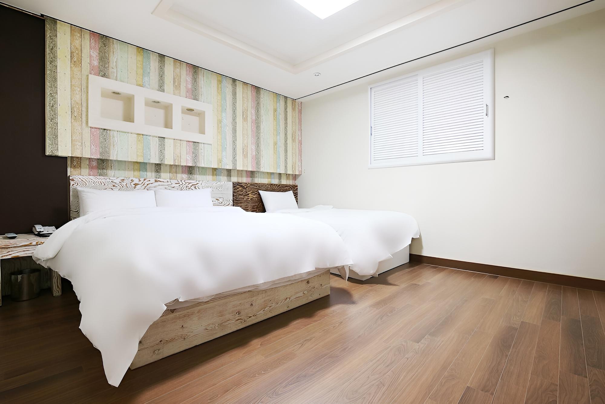 Room (Twin) - Photo 2