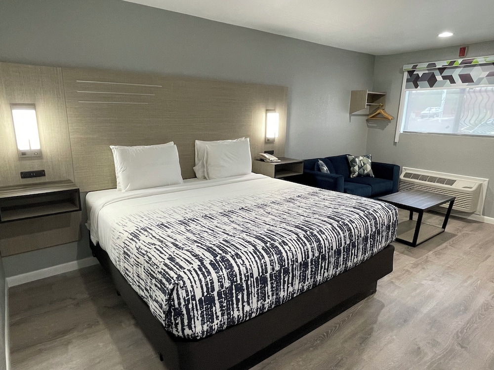 King Suite with Love Sofa photo 2