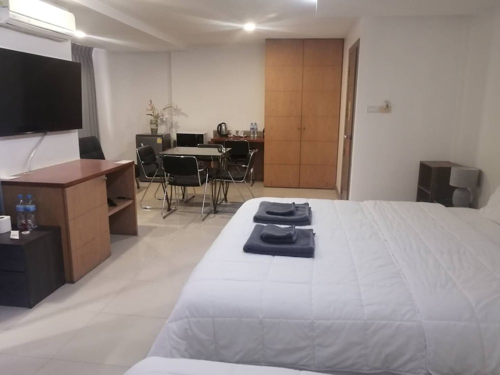 Deluxe Triple Room thumbnail 5