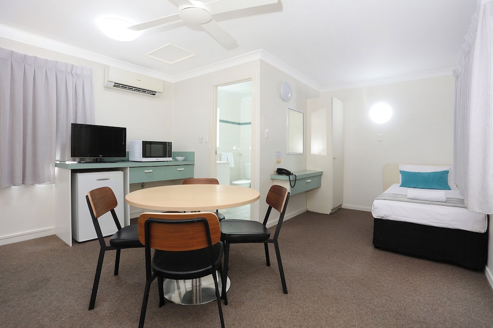 Motel Room (1 Double Bed + 2 Single Beds) photo 1